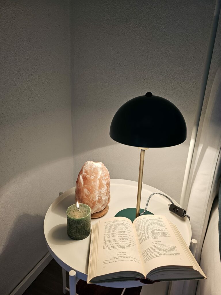 Giertensmühle Mesenich Ferienwohnung Lesetisch